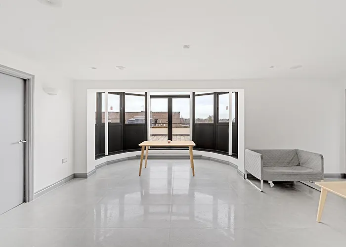 Long Letting - Luxurious 3 Bedroom Penthouse In City Centre - Parking Included!