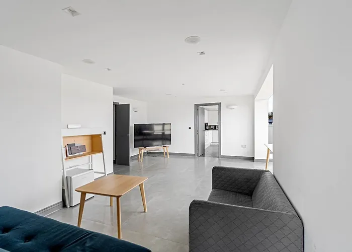 Long Letting - Luxurious 3 Bedroom Penthouse In City Centre - Parking Included!