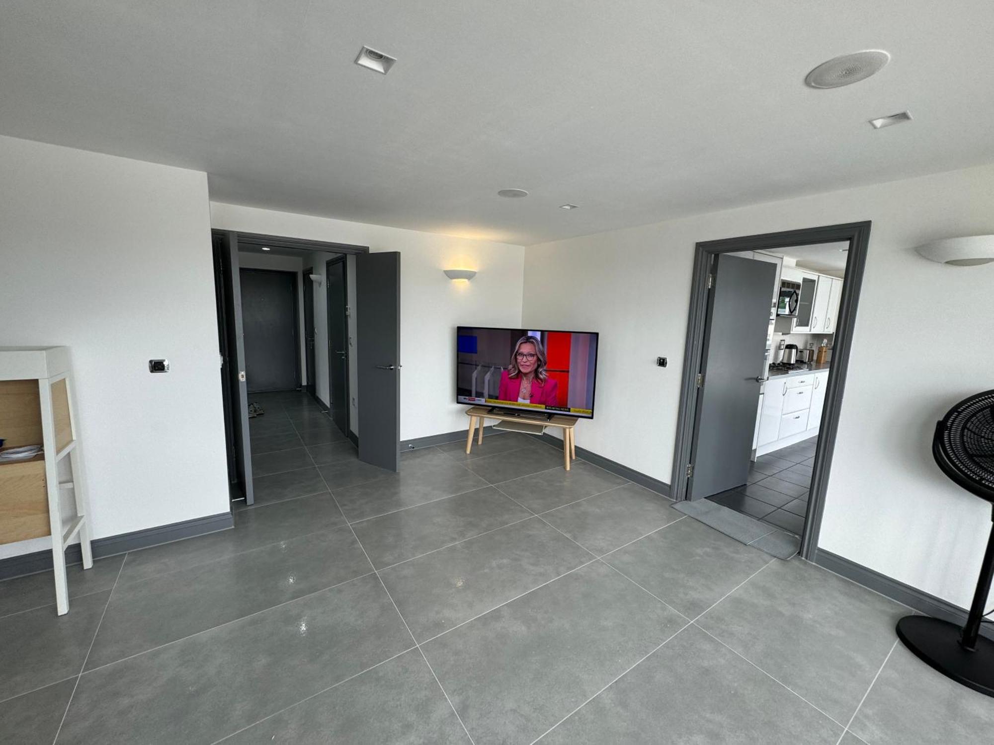 Long Letting - Luxurious 3 Bedroom Penthouse In Centre - Parking Included! Apartment *