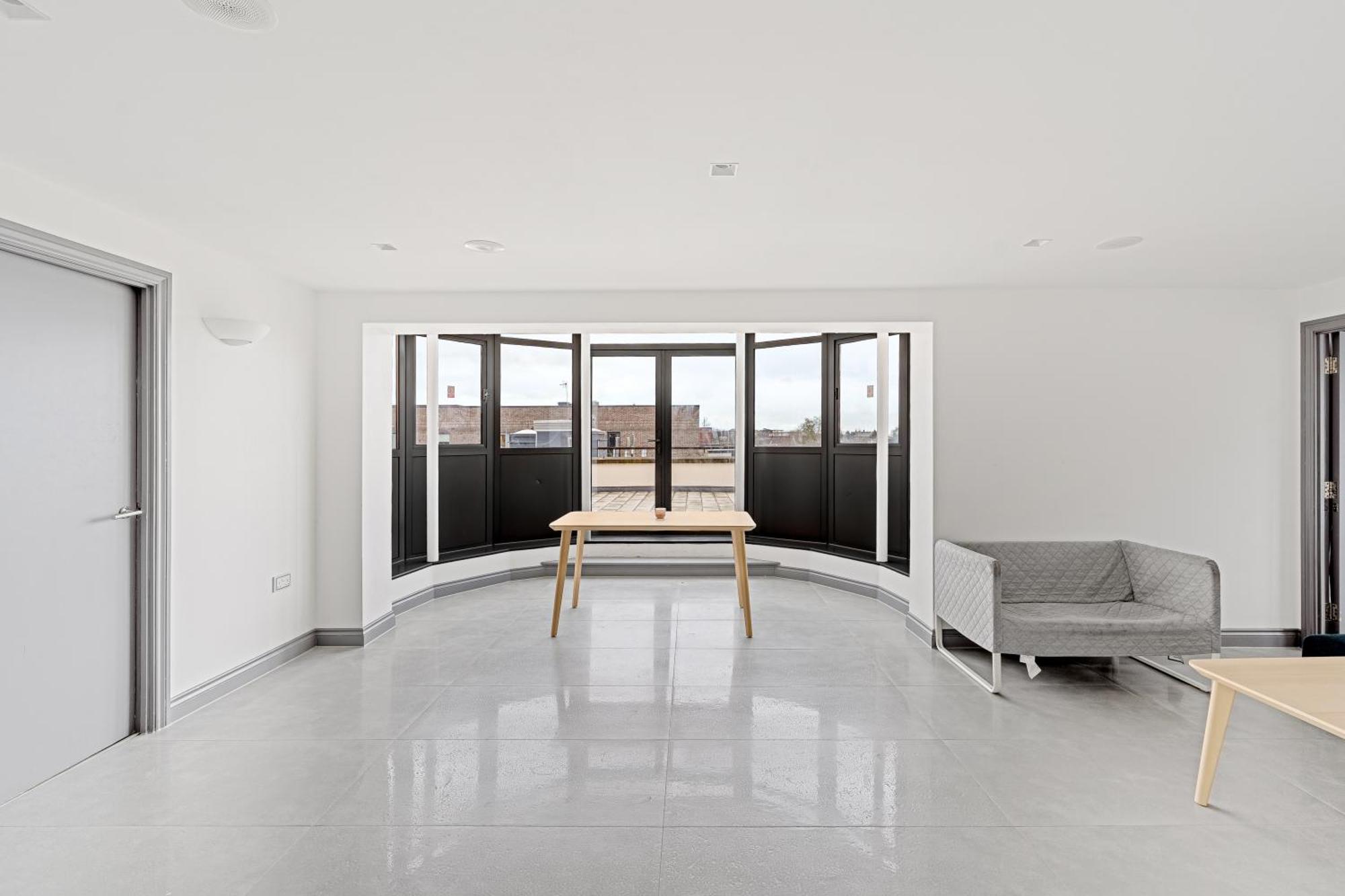 Long Letting - Luxurious 3 Bedroom Penthouse In Centre - Parking Included! *