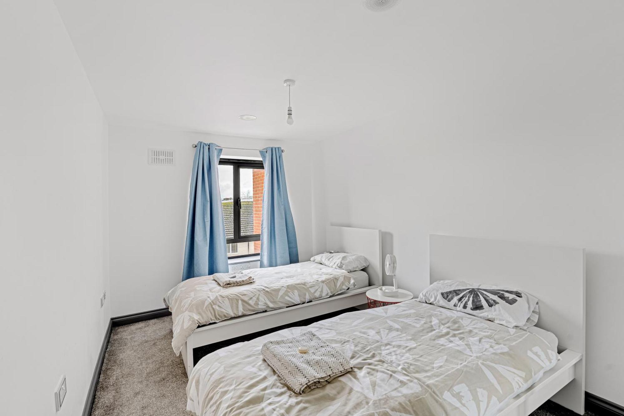 Long Letting - Luxurious 3 Bedroom Penthouse In Centre - Parking Included!