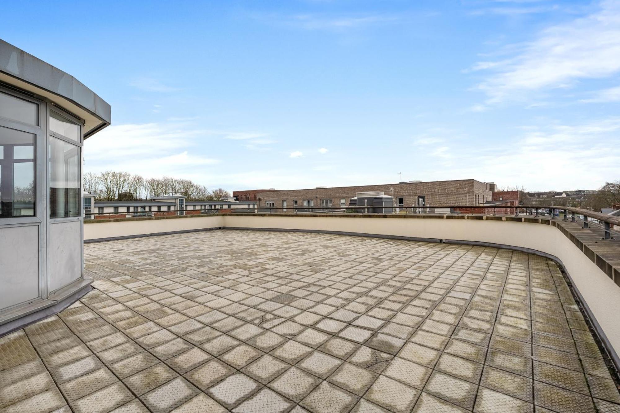 Long Letting - Luxurious 3 Bedroom Penthouse In Centre - Parking Included! *
